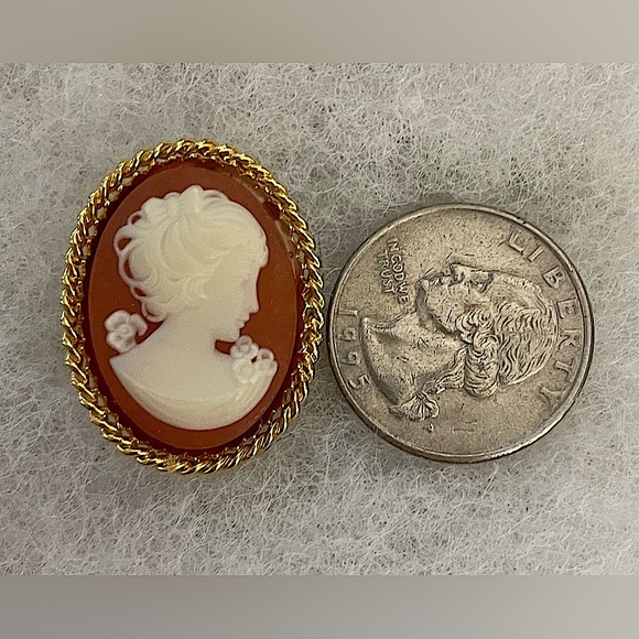 Cameo Brooch - Picture 2 of 4